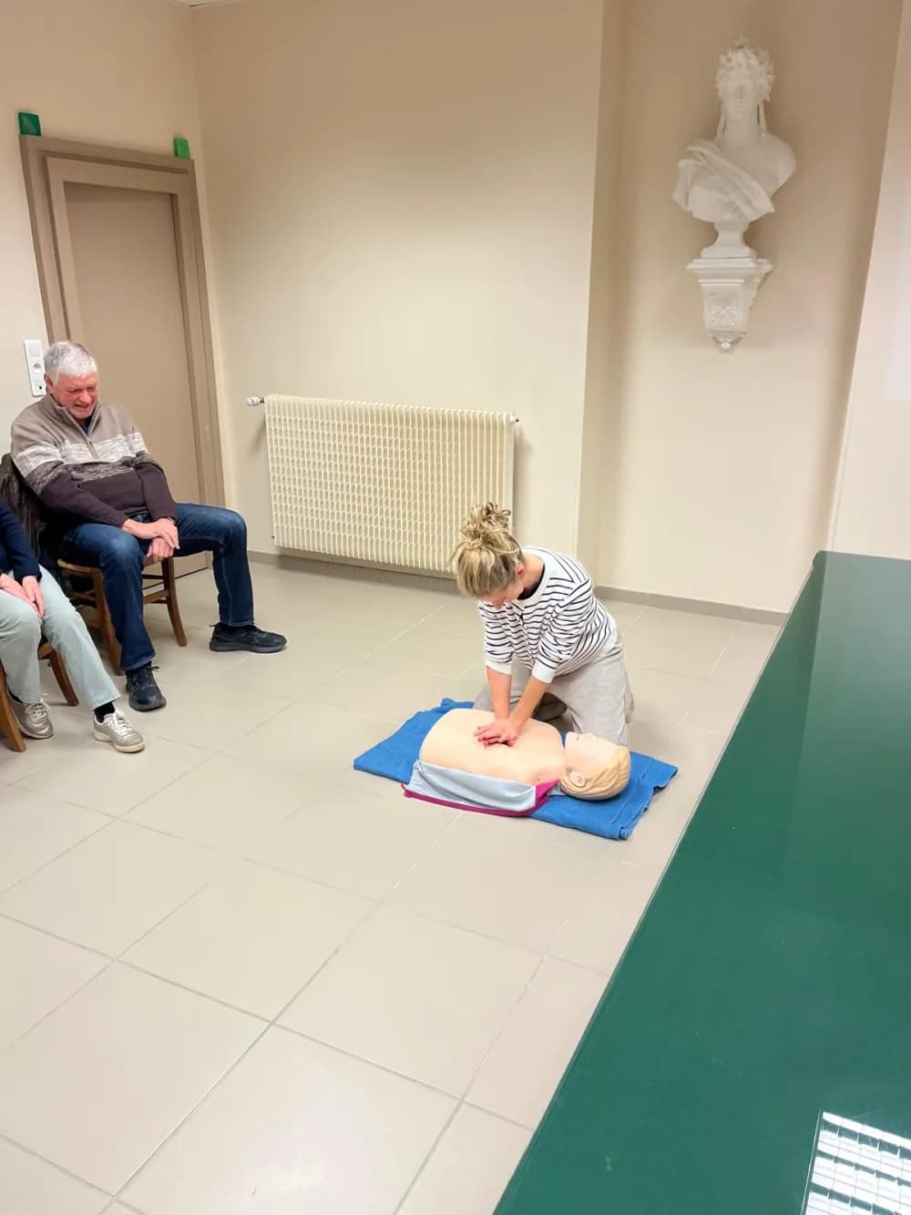 Participante pratiquant le massage cardiaque sur mannequin