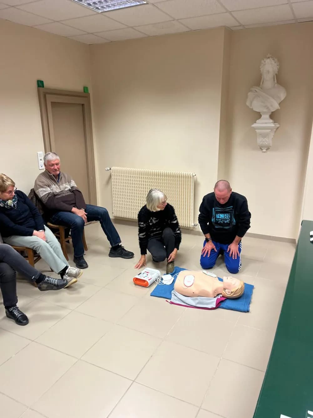 Utilisation d'un défibrillateur DAE pendant une séance de formation